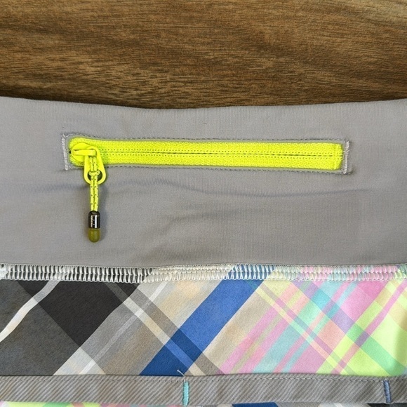 Lululemon Run Speed Short in Rad Plaid Lullaby Reflective / Ambient Grey, 4 - Picture 14 of 16